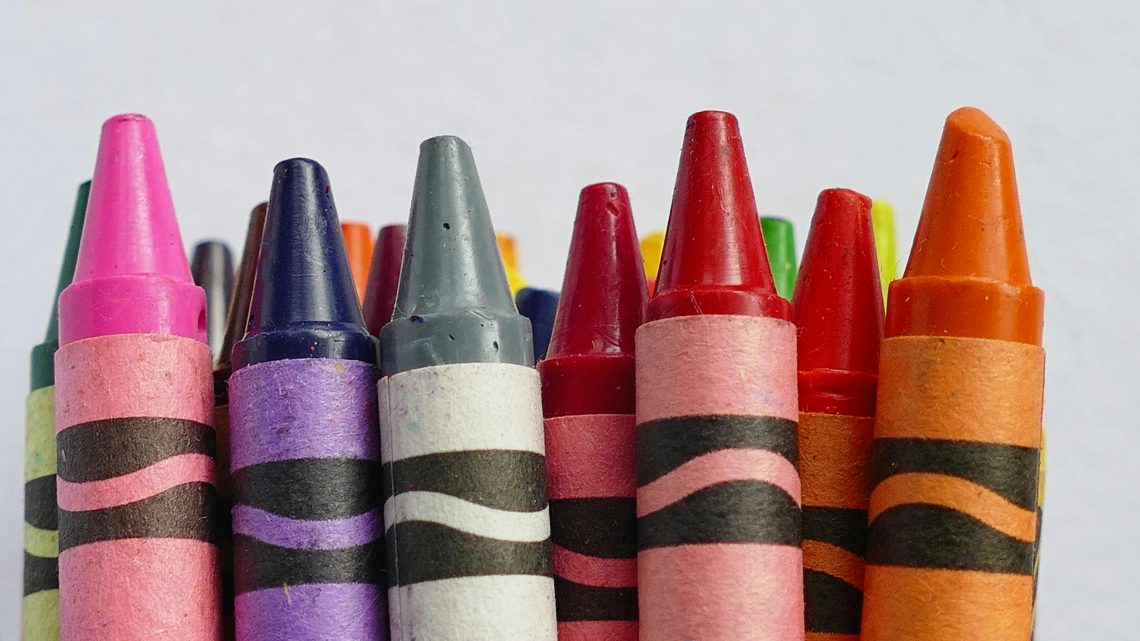 Elige tu Herramienta Creativa: Comparando las Características de los Lápices y Ceras de Colores para Niños