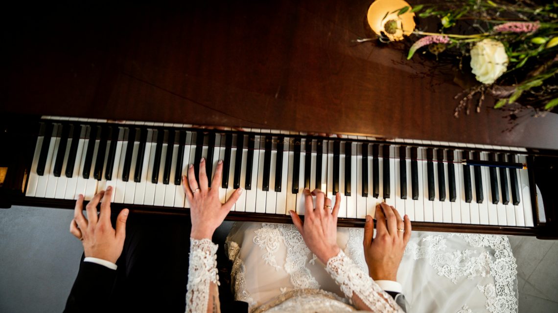 Un Recuerdo Imborrable: Por Qué Invertir en la Música Adecuada Hará Tu Boda Inolvidable